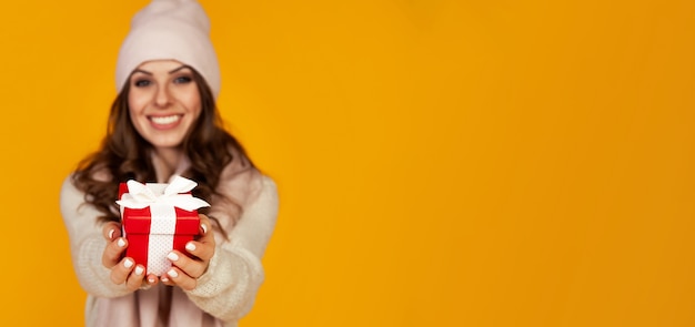 Retrato de mujer feliz disfruta de una caja de regalo