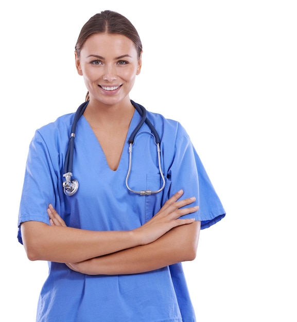 Retrato de mujer feliz y enfermera en el estudio con los brazos cruzados para servicios de atención médica expertos en fondo blanco Cirujano médico profesional y sonrisa con orgullo integridad o confianza en la maqueta