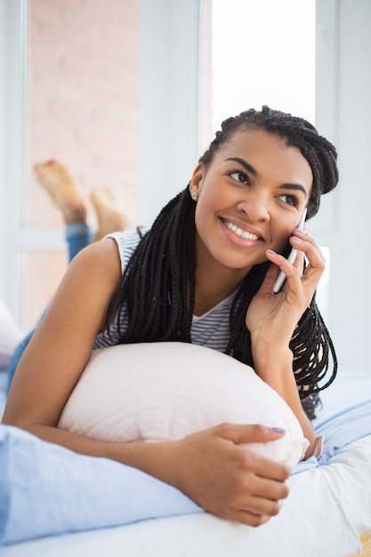 Retrato de mujer feliz hablando por teléfono móvil