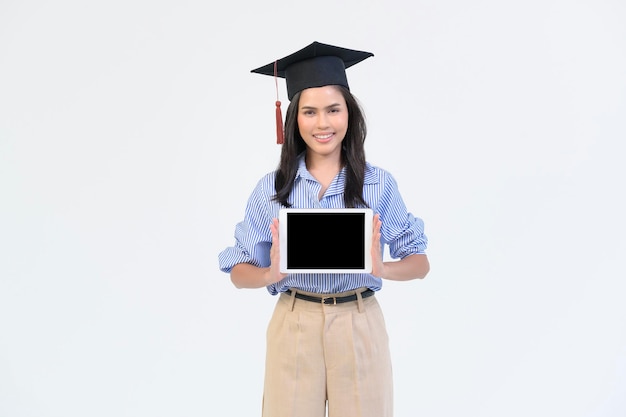 Retrato de una mujer feliz y hermosa en un vestido de graduación sobre un fondo blanco