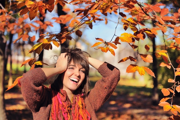 Retrato de mujer feliz en el parque otoño.