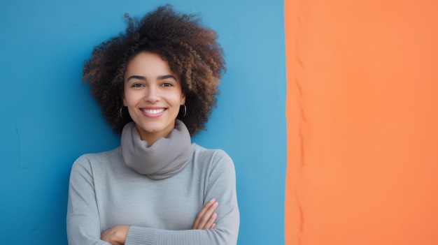 retrato de una mujer feliz de pie frente a la pared