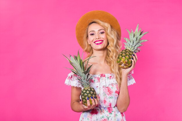 Retrato de mujer feliz y piña