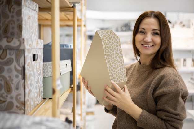 Retrato mujer feliz posando con contenedor de caja para almacenamiento de espacio organizando elegir disfrutar de compras