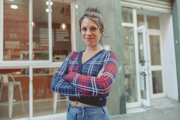 retrato, de, mujer feliz, posición, cerca, café