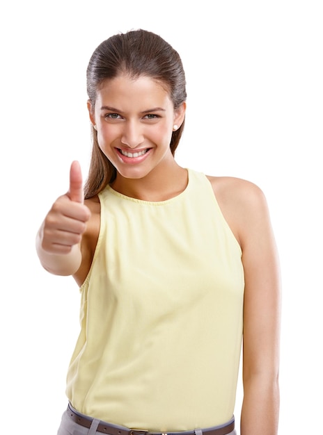 Retrato de mujer feliz y retroalimentación positiva con los pulgares hacia arriba en el estudio por buen trabajo en un fondo blanco Persona o modelo femenino joven con sonrisa como emoji o sí firma para OK revisión o bien hecho