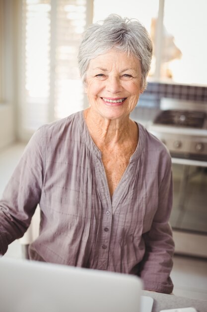 Retrato de mujer feliz senior