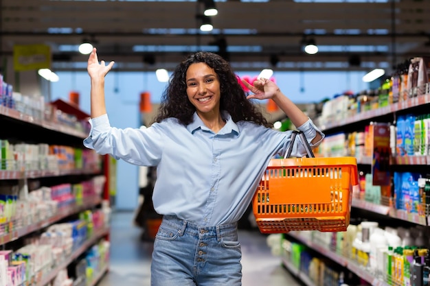 Retrato de una mujer feliz y sonriente compradora en un supermercado mujer con pánico comprando y mirando