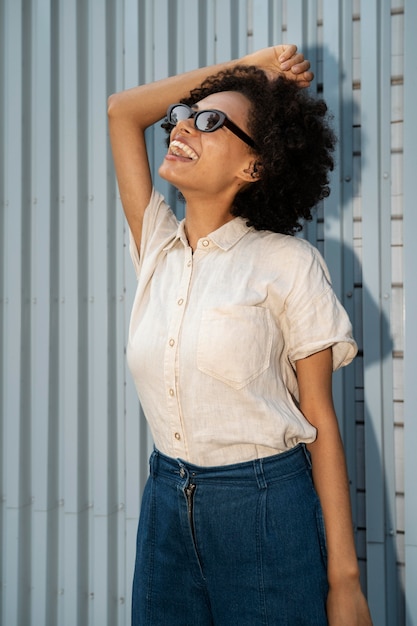 Foto retrato de mujer feliz sonriente con gafas de sol