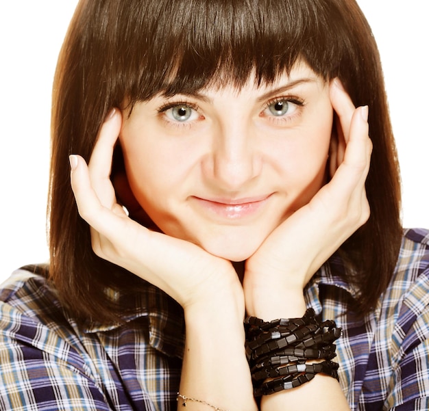 Retrato de mujer feliz sonriente joven en blanco