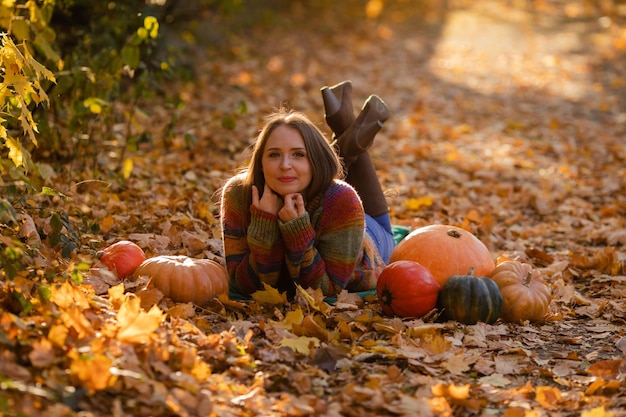 Retrato de mujer feliz sonrisa con calabazas en la mano