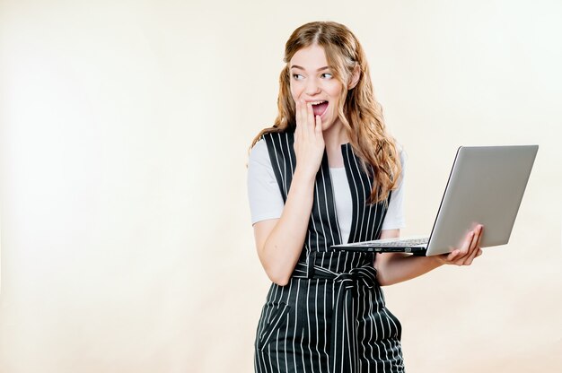 Retrato de mujer feliz sorprendida con laptop