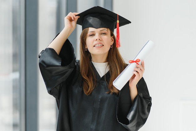 Retrato mujer feliz en su día de graduación Universidad. Educación y personas.