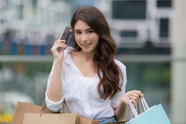 retrato, de, mujer feliz, tenencia, bolsas de compras