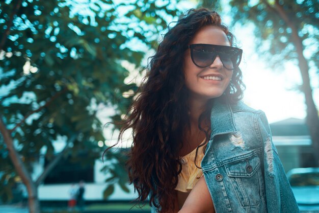 Retrato de mujer femenina de joven mujer muy de moda posando