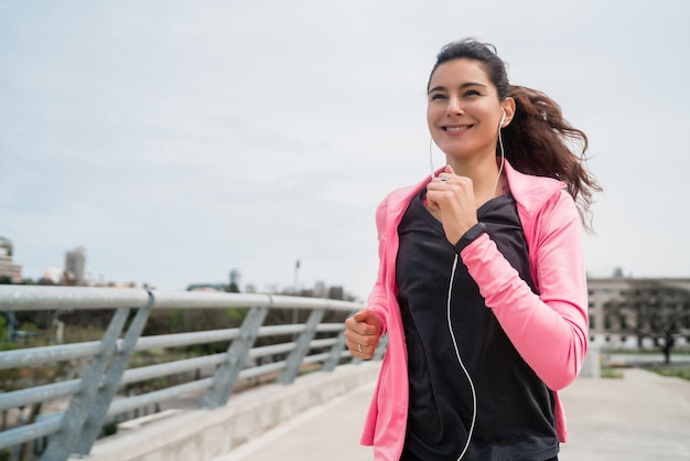 Retrato de mujer fitness corriendo.