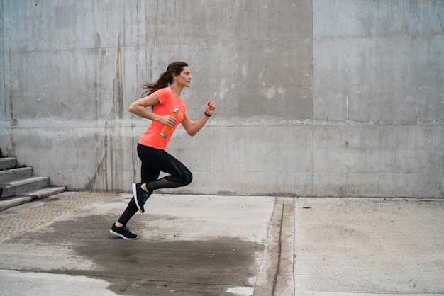 Retrato de mujer fitness corriendo.