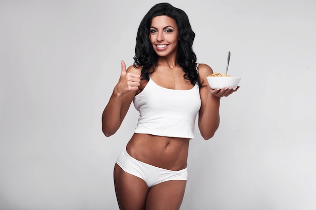 Retrato de mujer fitness saludable desayunando rápido