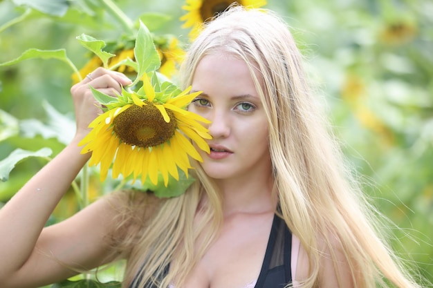 Foto retrato de una mujer con una flor amarilla