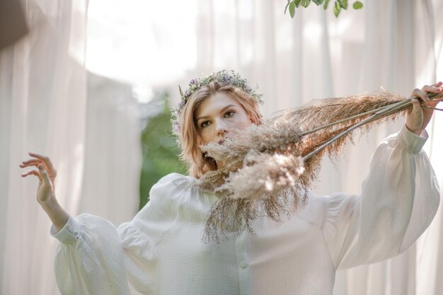 Retrato de una mujer con flores blancas