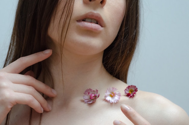 Retrato de mujer con flores en el pecho