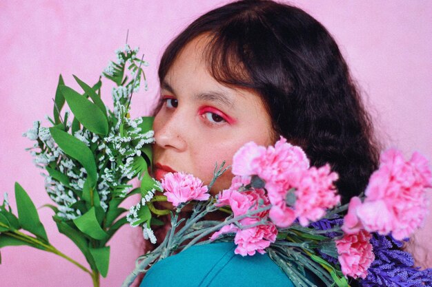 Foto retrato de una mujer con flores