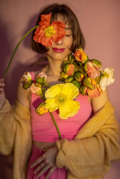 Retrato de mujer con flores.