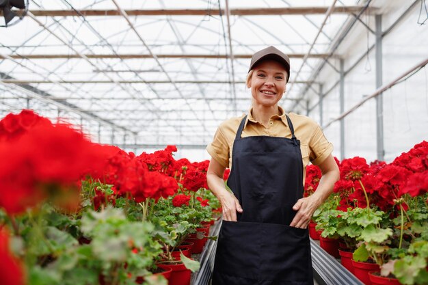 Retrato de mujer floristería en invernadero