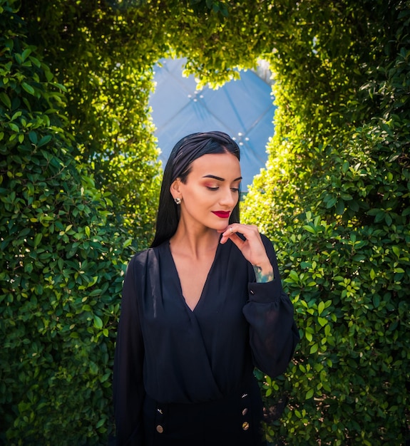 Foto retrato de mujer con fondo verde