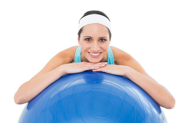 Retrato de una mujer en forma sonriente con bola de fitness