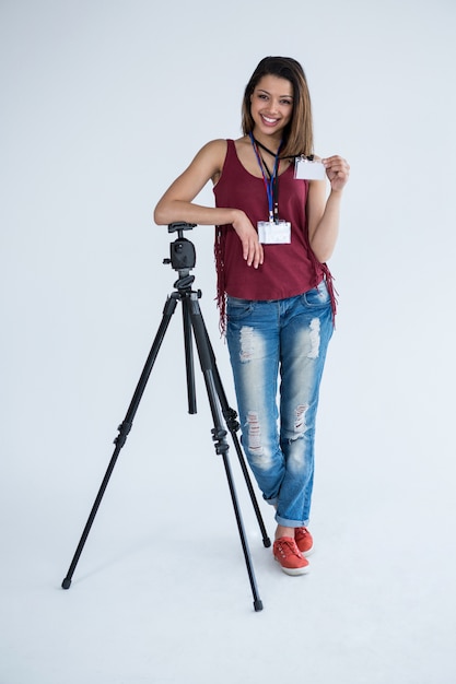 Retrato de mujer fotógrafa mostrando documento de identidad