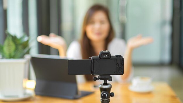 Retrato de una mujer fotografiando a través de un teléfono inteligente