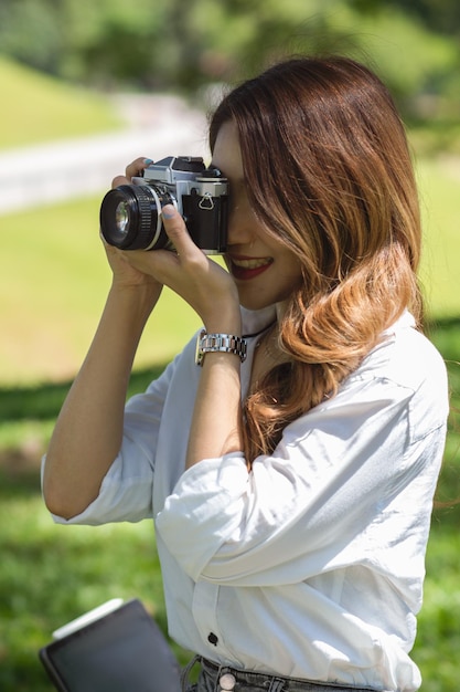 Retrato de una mujer fotografiando