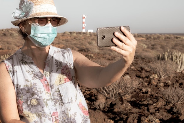 Foto retrato de una mujer fotografiando