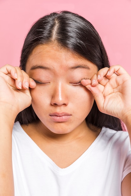 Retrato de mujer frotándose los ojos