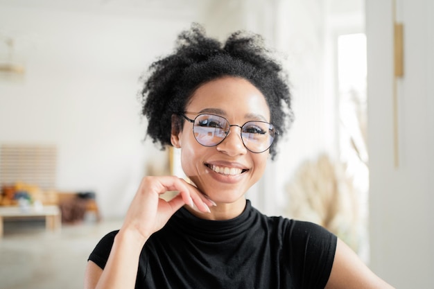 Retrato de una mujer con gafas en la oficina sonriendo y mirando a la cámara