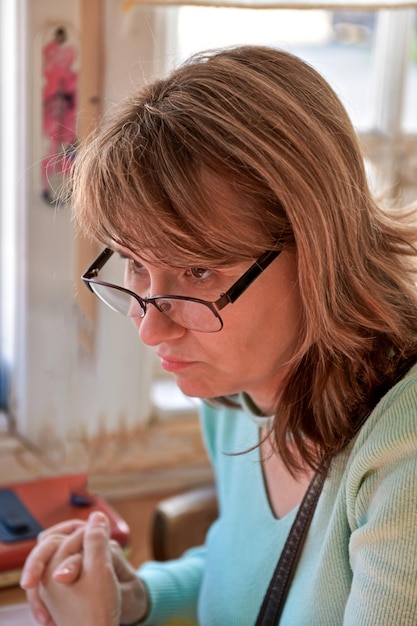 Retrato de una mujer con gafas en la oficina.