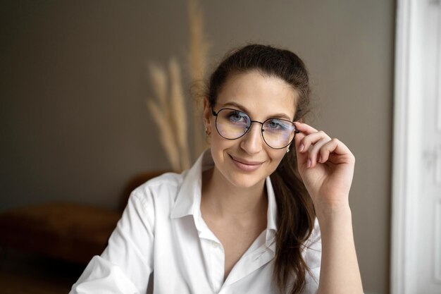 Foto retrato de una mujer con gafas en la oficina.