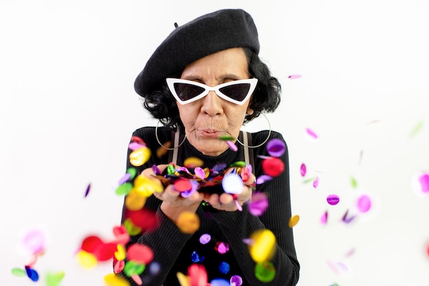 Foto retrato de una mujer con gafas de sol contra un fondo blanco