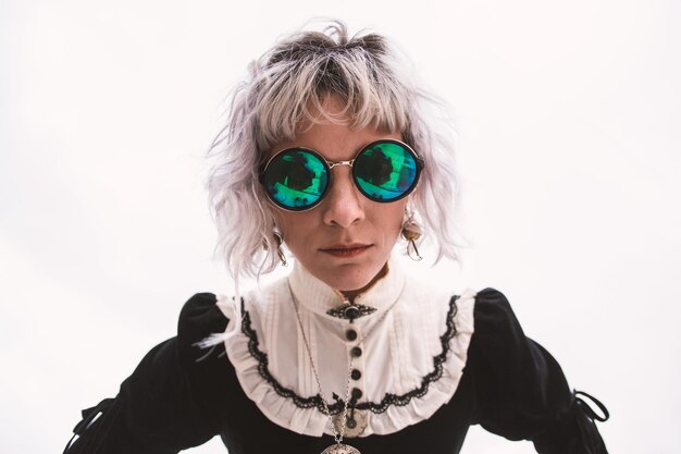 Retrato de una mujer con gafas de sol contra un fondo blanco