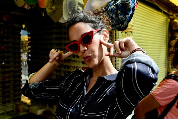 Retrato mujer con gafas de sol de corazón rojo