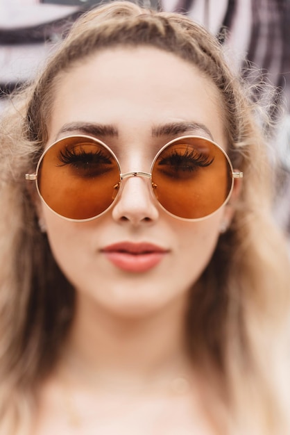 Retrato de una mujer con gafas de sol