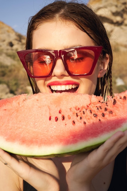 Foto retrato de una mujer con gafas de sol