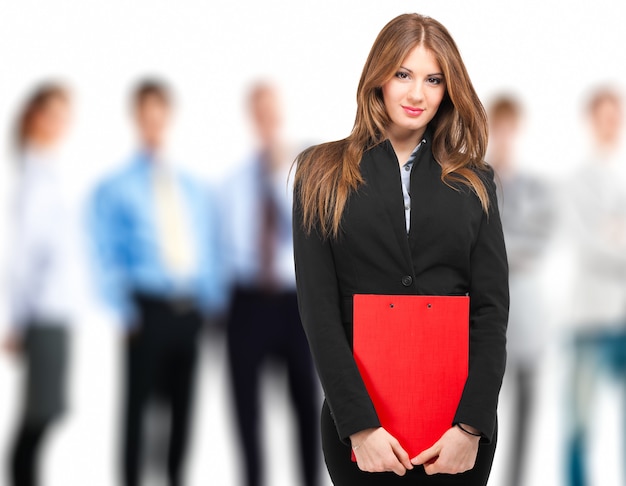 Foto retrato de una mujer gerente frente a su equipo