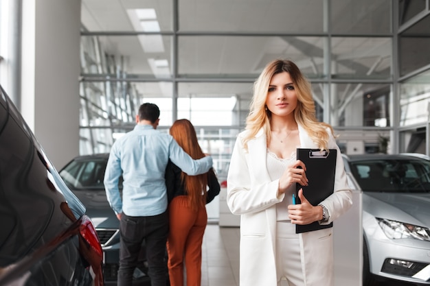 Retrato de una mujer gerente de ventas de automóviles.