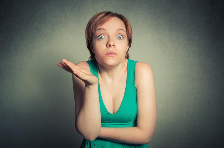 Foto retrato de una mujer gestando mientras está de pie contra la pared