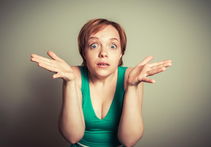 Foto retrato de una mujer gestando mientras está de pie contra la pared