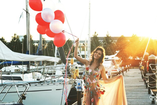 Foto retrato de una mujer con globos