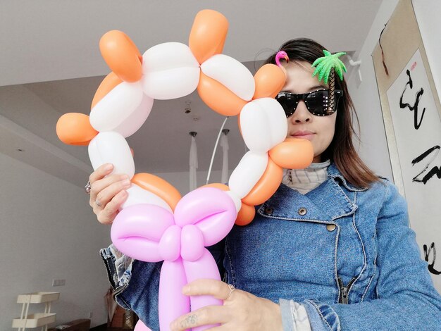 Foto retrato de una mujer con globos