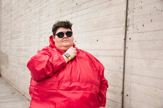 Retrato de una mujer gordita en la calle